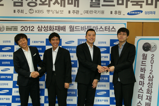 ▲8강전 종국 후 선전을 다짐하는 4강 진출자들. 왼쪽부터 최철한 9단 이세돌 9단 구리 9단 박정환 9단 